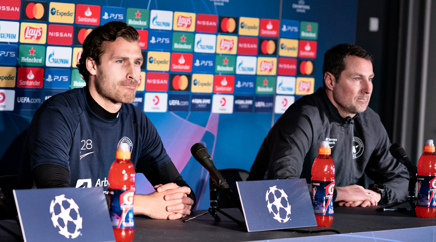 إصابة 11 لاعباً من أياكس أمستردام بفيروس كورونا