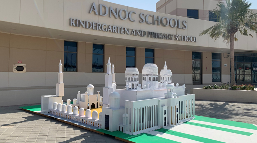 مدرسة أدنوك تصنع نموذجاً لجامع الشيخ زايد