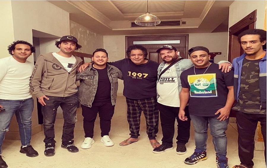 محمد منير يظهر مع نجوم «مسرح مصر» بعد أزمته الصحية