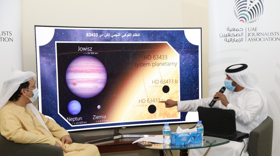 المهندس نزار حزام سلام رئيس مرصد الإمارات الفلكي خلال المؤتمر الصحفي بجمعية الصحفيين في أبوظبي