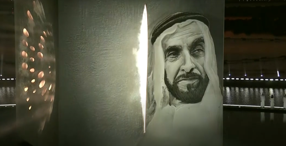 «غرس الاتحاد».. عرض إبداعي على سطح البحر 