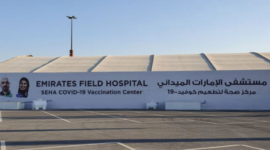 متطوع يتعلم الصينية للتواصل مع الصينيين بمركز لقاح «كوفيد19»