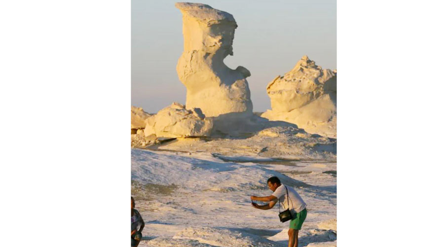 «الجارديان» تشيد بالصحراء البيضاء في مصر