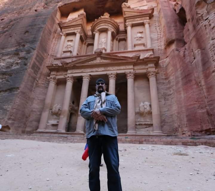 ستيفن سيجال يتجول في البتراء