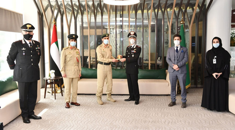 عبدالله المري يهدي ماركو موتشي درعاً تذكارية  