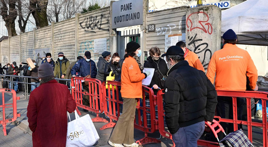 طوابير الجوعى في ميلانو تمتد مئات الأمتار