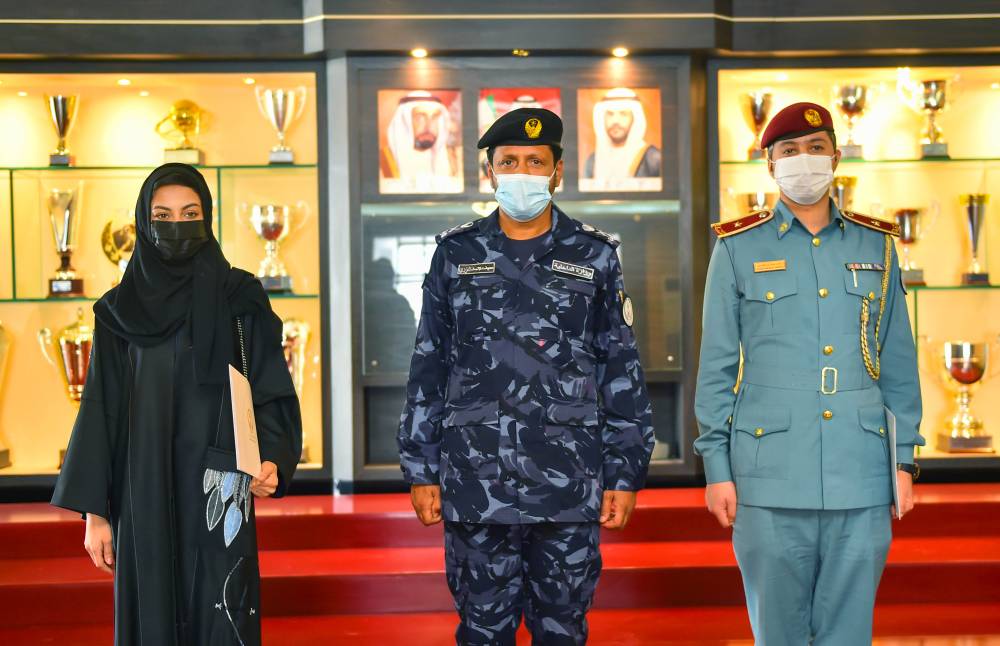 اللواء سيف الزري الشامسي يتوسط المكرميّن