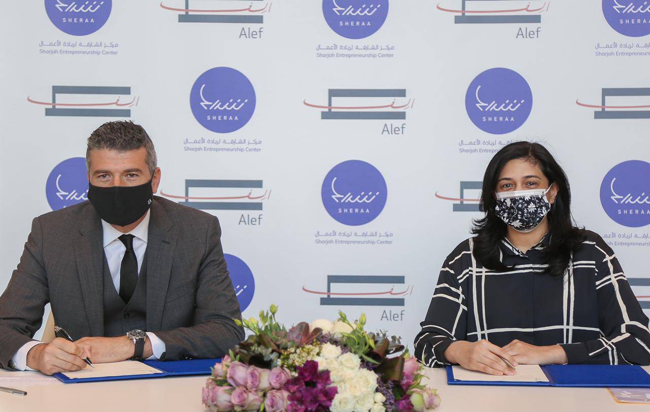 عيسى عطايا ونجلاء المدفع خلال توقيع الاتفاقية