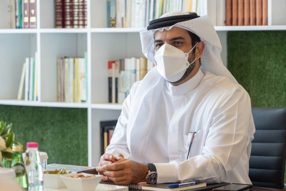 سلطان بن أحمد مترئّساً الاجتماع
