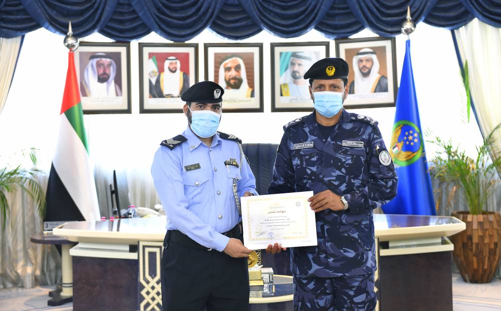 الشامسي يكرم الحمادي
