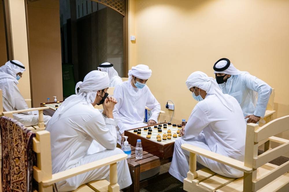 لاعبون يمارسون «دامة» خلال الفعالية