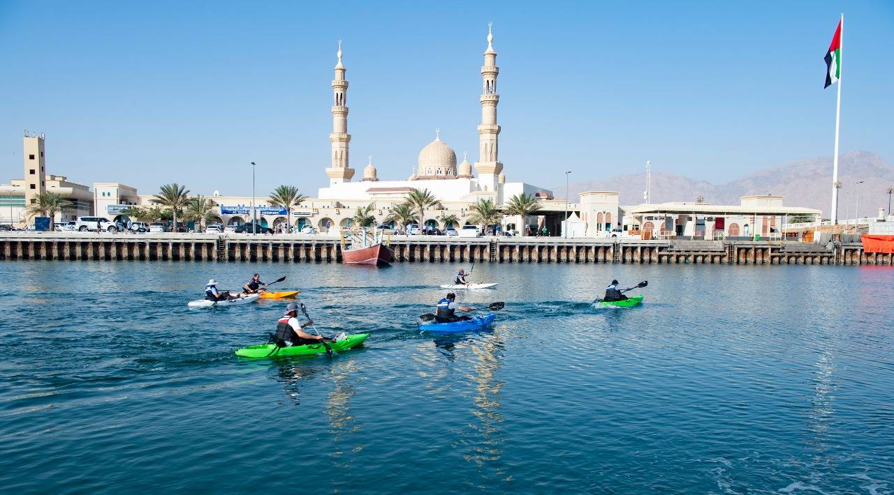 شرطة الشارقة تنظم يوماً رياضياً على مياه مدينة دبا الحصن