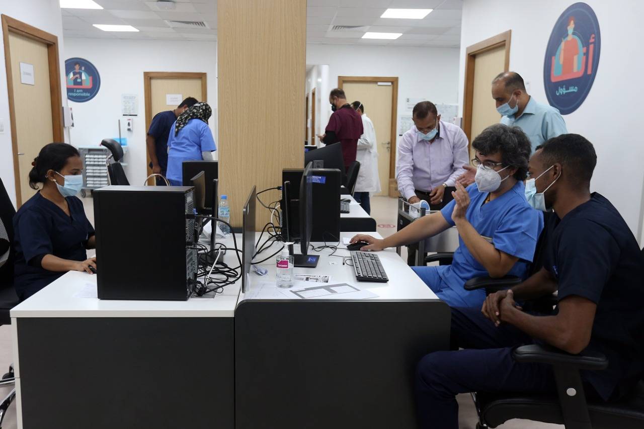 الطاقم الطبي والتمريضي في المستشفى الميداني