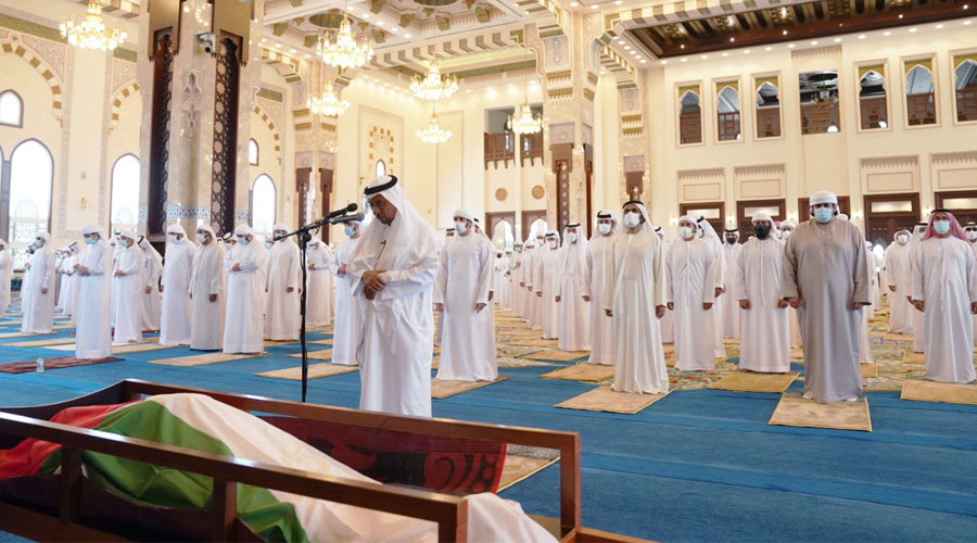 محمد بن راشد يؤدي صلاة الجنازة على جثمان حمدان بن راشد