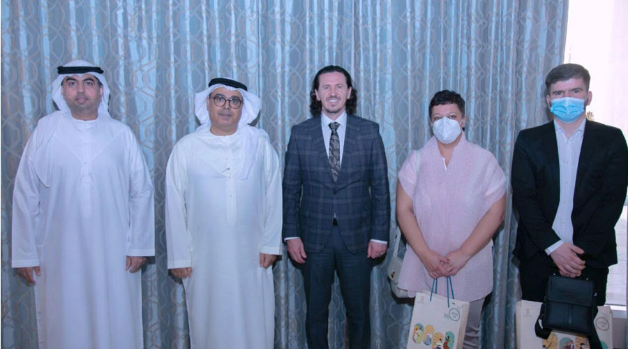 عبدالعزيز المسلّم وسادات سليماني ومشاركون بعد الاجتماع