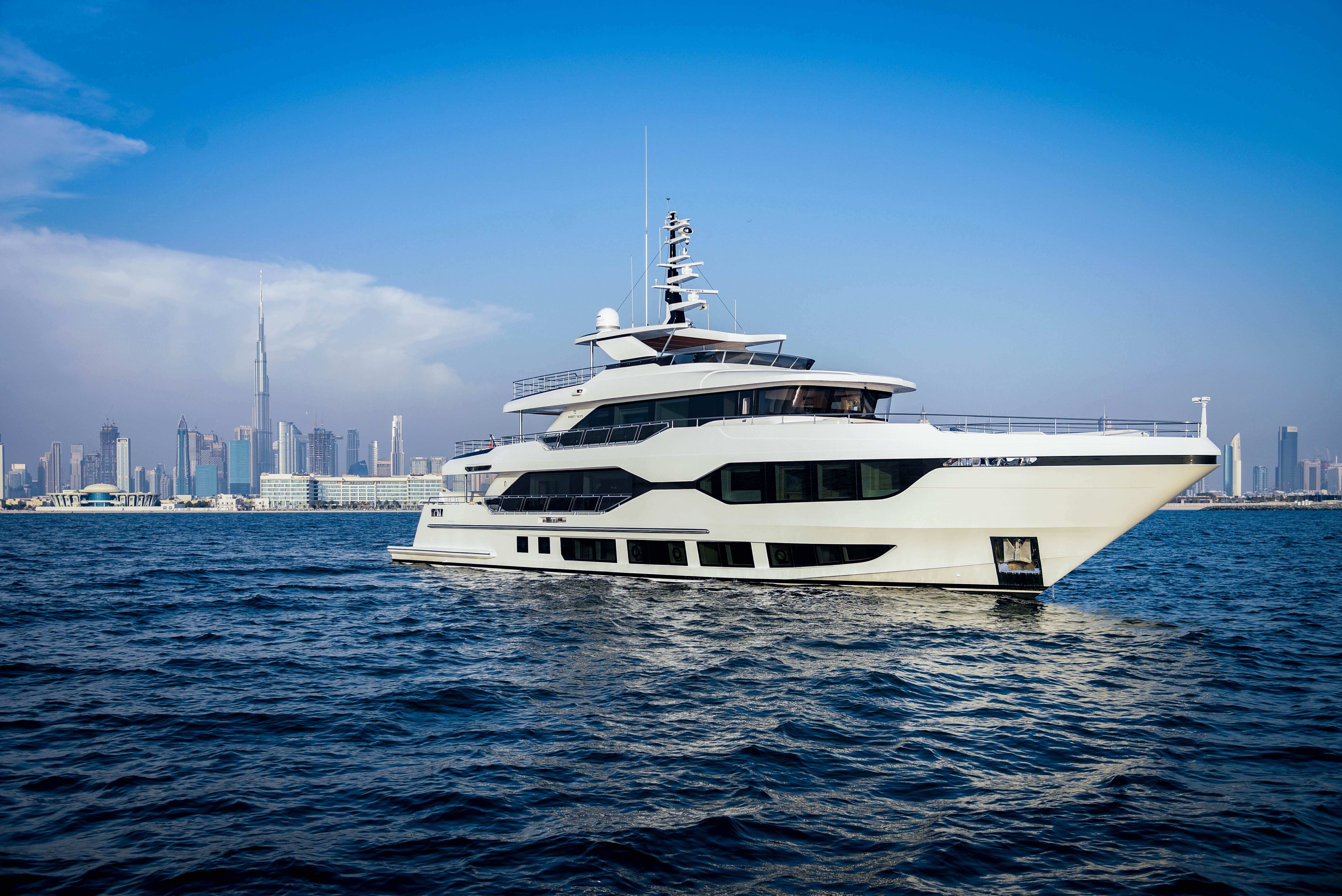 اليخت السوبر «ماجستي 120» مكون من ثلاثة أسطح