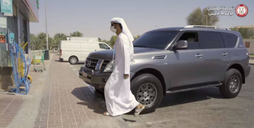 500 درهم غرامة ترك السيارة بحالة تشغيل أثناء التسوق