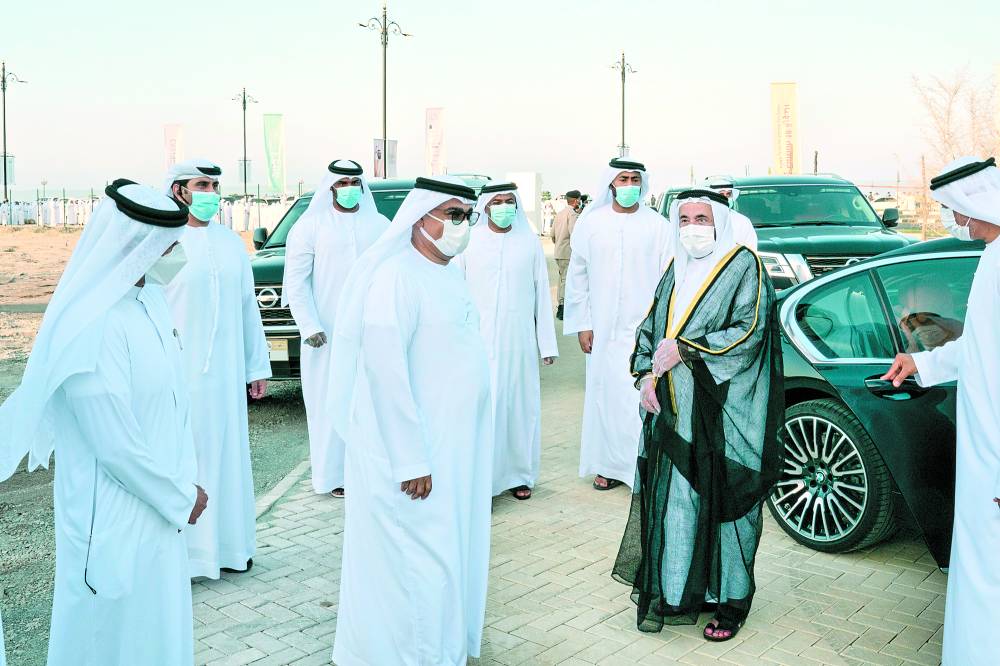 سلطان خلال وصوله لافتتاح أيام الشارقة التراثية في كلباء