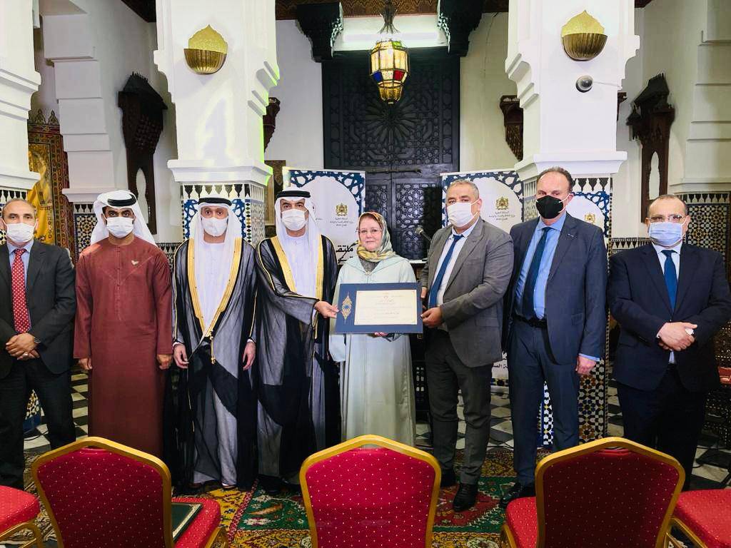 عبد العويس ومحمد القصير خلال تكريم حسناء داود