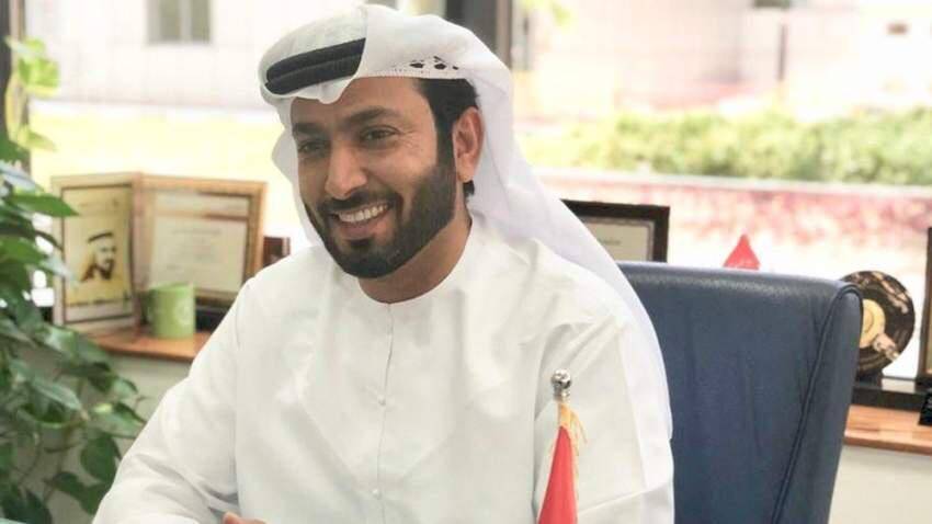 شرطة دبي تُفاجئ سائحاً بتسليمه محفظته قبل صعوده إلى الطائرة