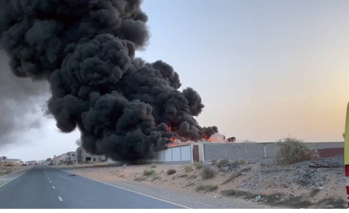 السنة اللهب والدخان تتصاعد من الحريق