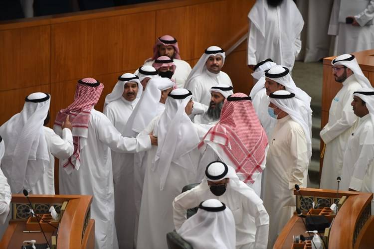 جانب من الاشتباكات في جلسة مجلس الأمة الكويتي