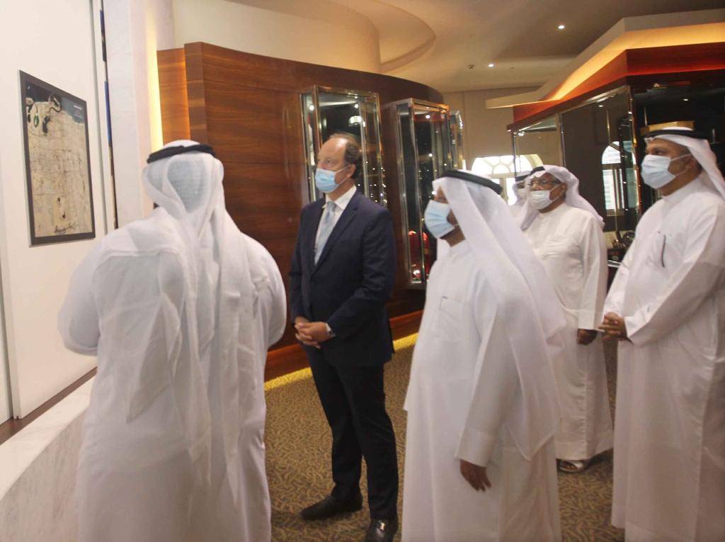 العويس ولازاريف خلال اللقاء