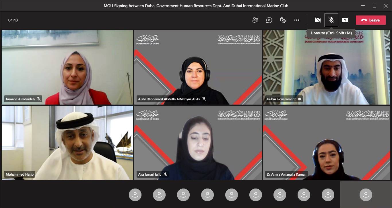 الفلاسي ومحمد حارب خلال توقيع المذكرة بتقنية الاتصال المرئي