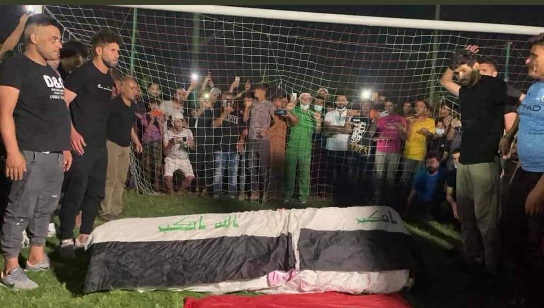 جثمان مصطفى سعدون مسجى بين عمودي مرمى فريق النفط في بغداد