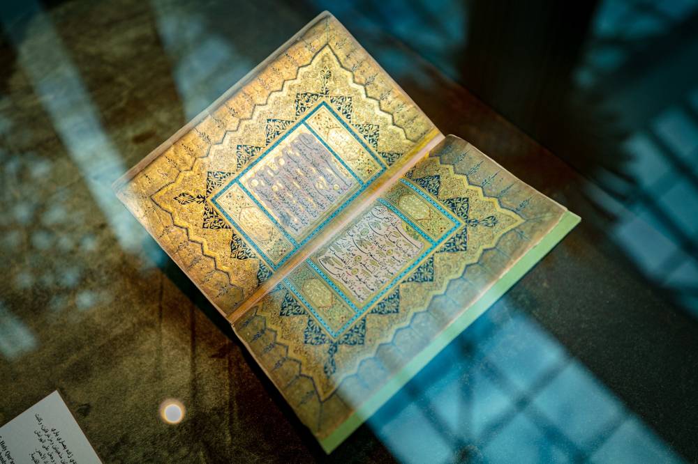 مصحف بيد الخطاطة شريفة زليخا خاتمي السعدي بنت الحاج عبدي زاده بصاري ياري
