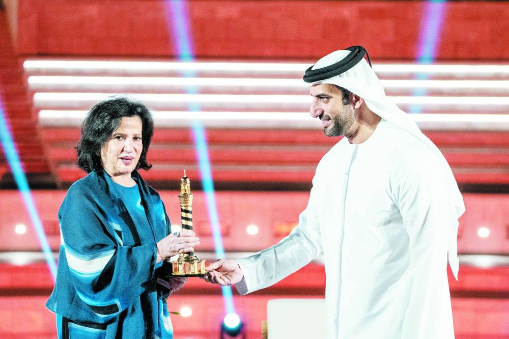 سطان بن أحمد يكرم مي آل خليفة