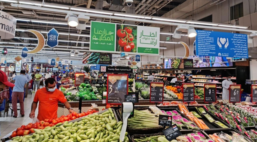 عرض المنتجات الوطنية في أحد منافذ البيع  