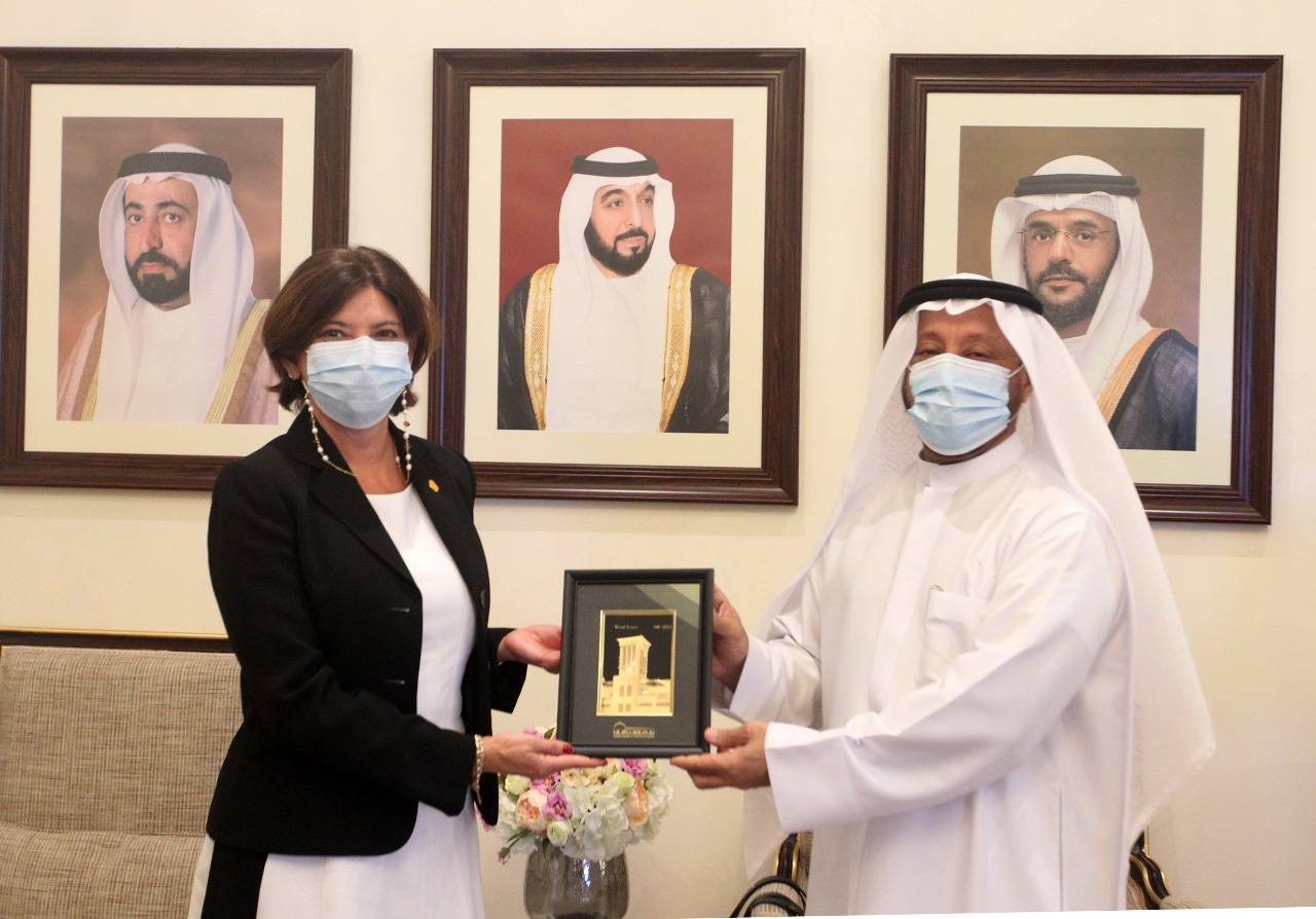 عبدالله العويس وأندريان أريجيتا يتبادلان الهدايا
