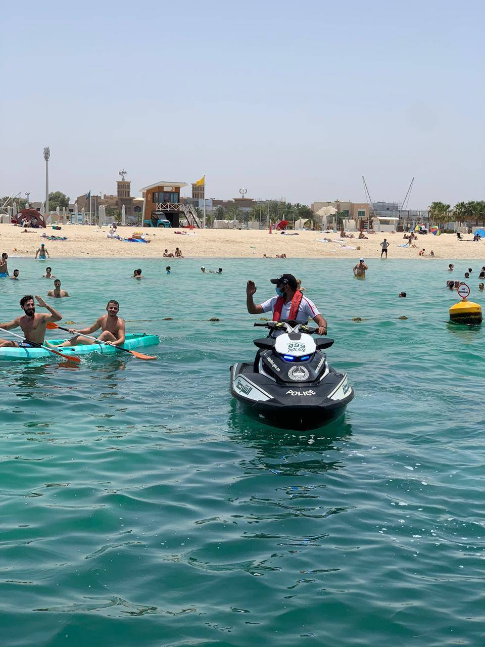 أحد منقذي شرطة دبي على دراجته في الماء للتدخل وقت اللزوم