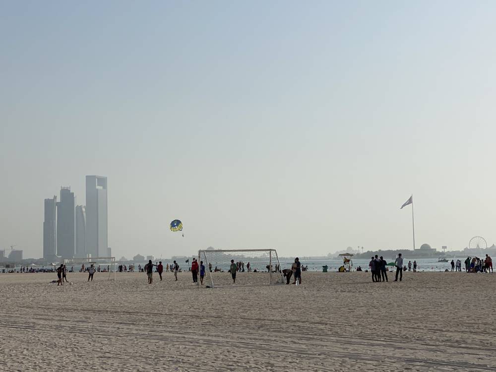 تواصل الإقبال على شواطئ أبوظبي
 تصوير: محمد السماني