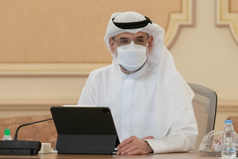 سلطان بن محمد مترئّساً الاجتماع