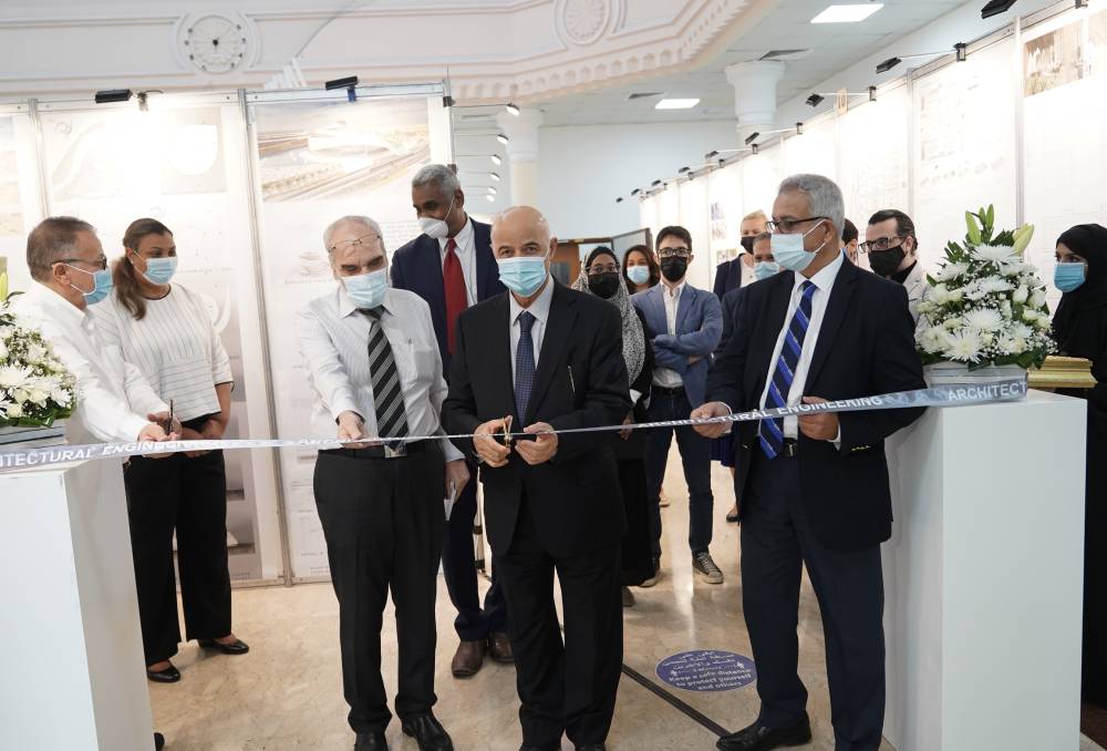  د.حميد مجول يفتتح المعرض