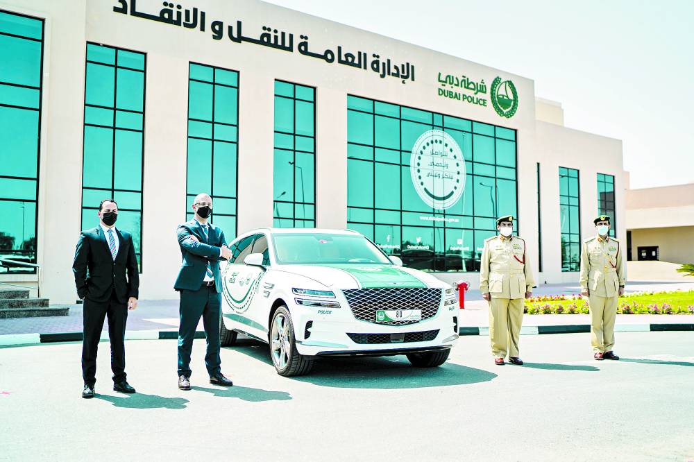 جمعة الماجد تعزز أسطول شرطة دبي بسيارة جينيسيس GV 80