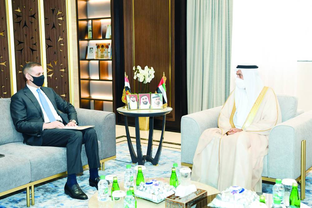 صقر غباش خلال استقباله السفير العراقي