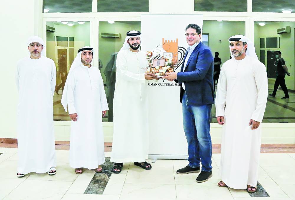 الفورة يسلم الرمادي درعاً تذكارية 