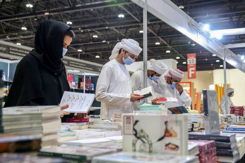 إقبال على شراء الكتب بمعرض الكتاب، تصوير محمد السماني