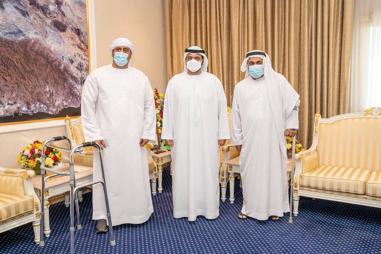 محمد بن حمد الشرقي خلال استقباله عبدالله الشراري وجاسم المطروشي 