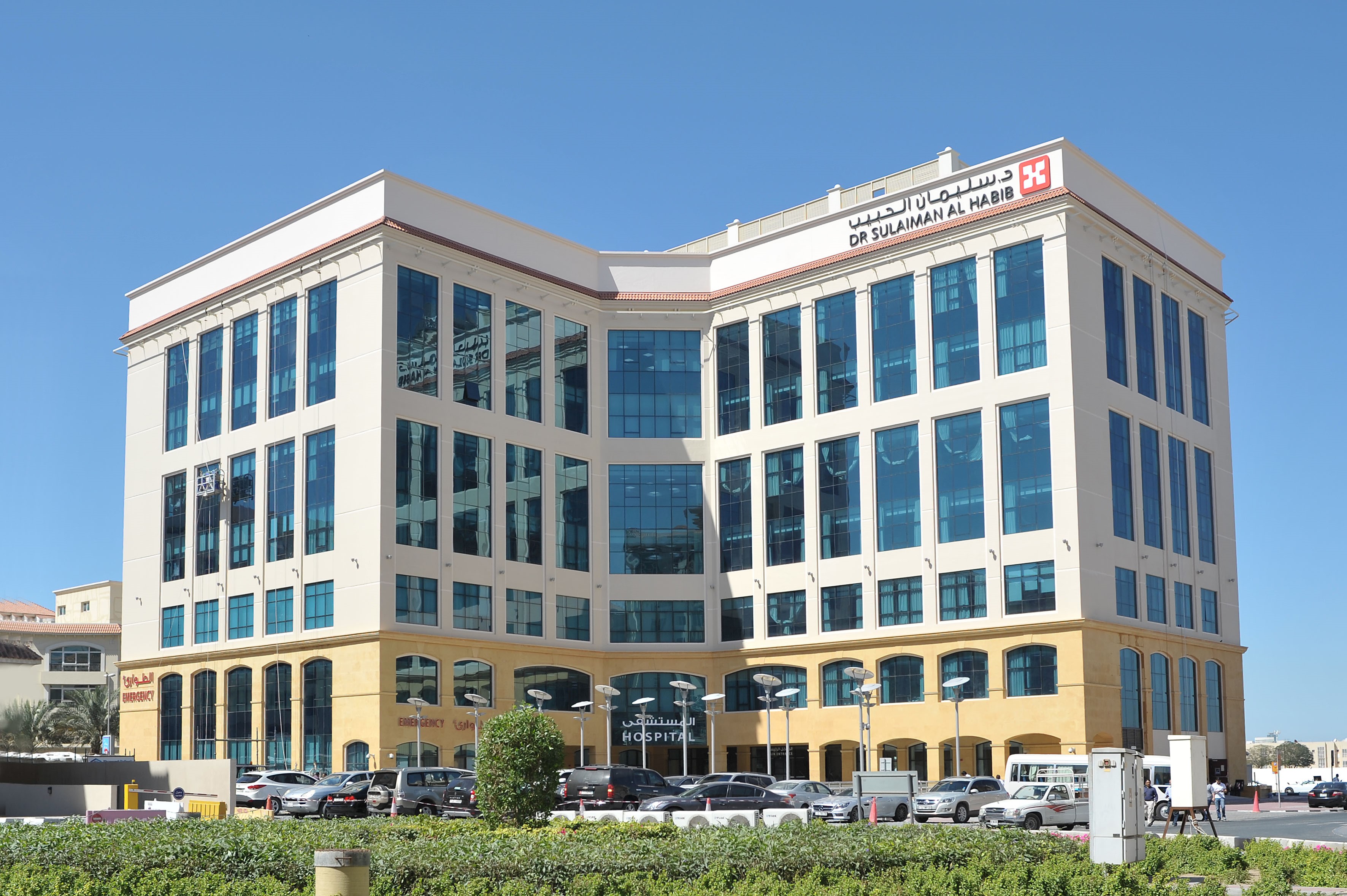 في إنجاز طبي .. نجاح أول عملية قلب مفتوح بــ ' الروبوت الآلي' بمستشفى د.سليمان الحبيب بدبي