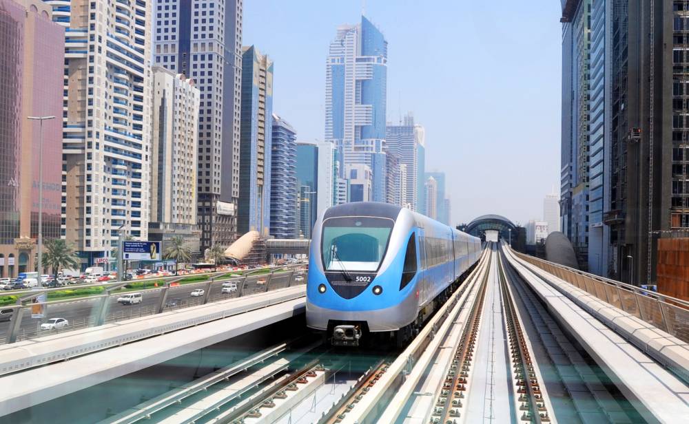 مترو دبي الذي يعمل بالطاقة الكهربائية النظيفة