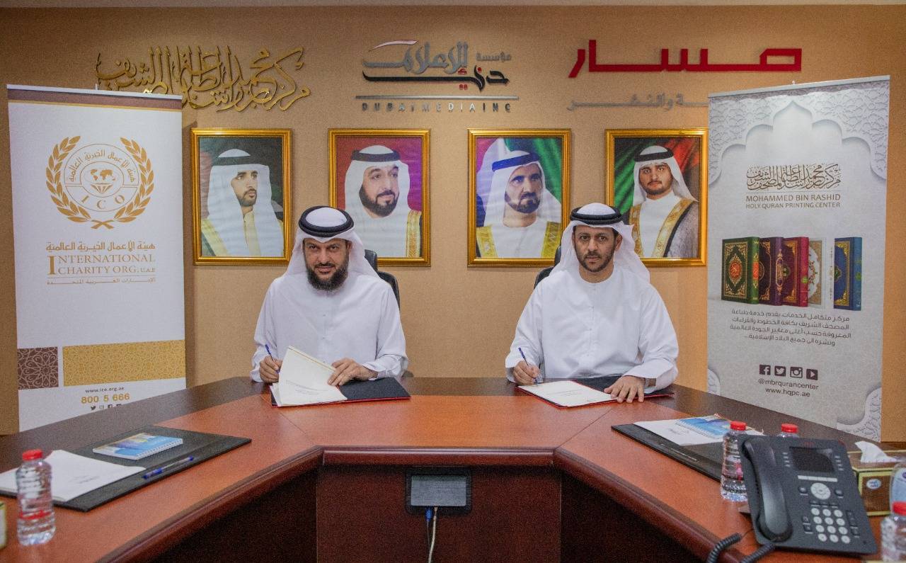 خالد الخاجة وفيصل بن حيدر خلال توقيع الاتفاقية