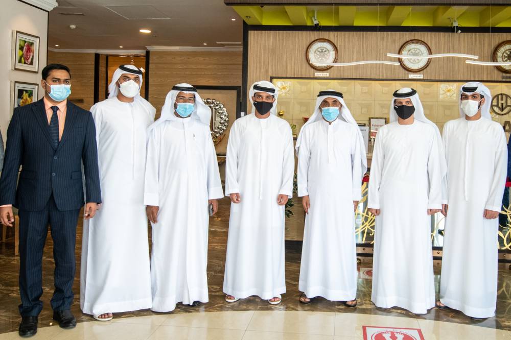 عبد العزيز بن حميد خلال إحدى الجولات التفقدية يرافقه وصالح الجزيري وعدد من الحضور 