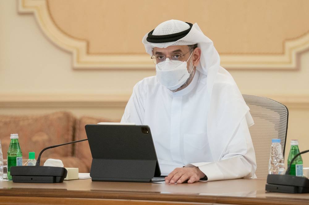 سلطان بن محمد مترئّساً الاجتماع
