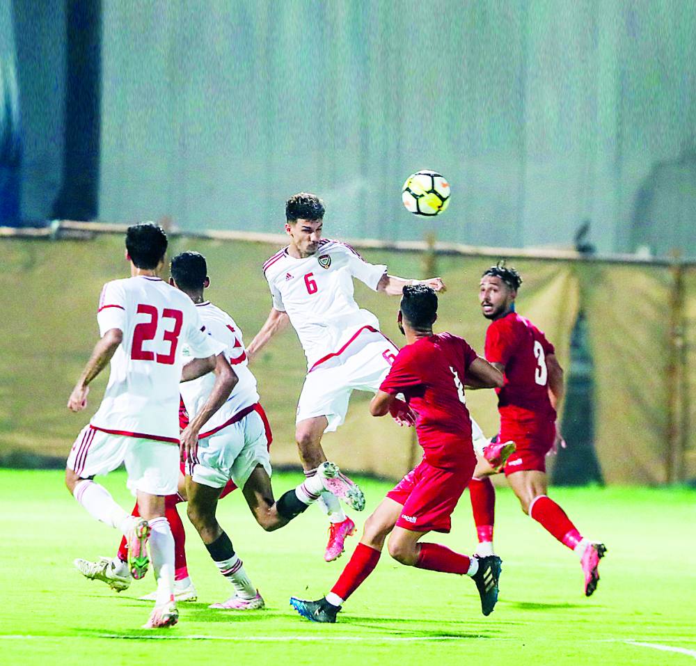 صراع على الكرة خلال المباراة