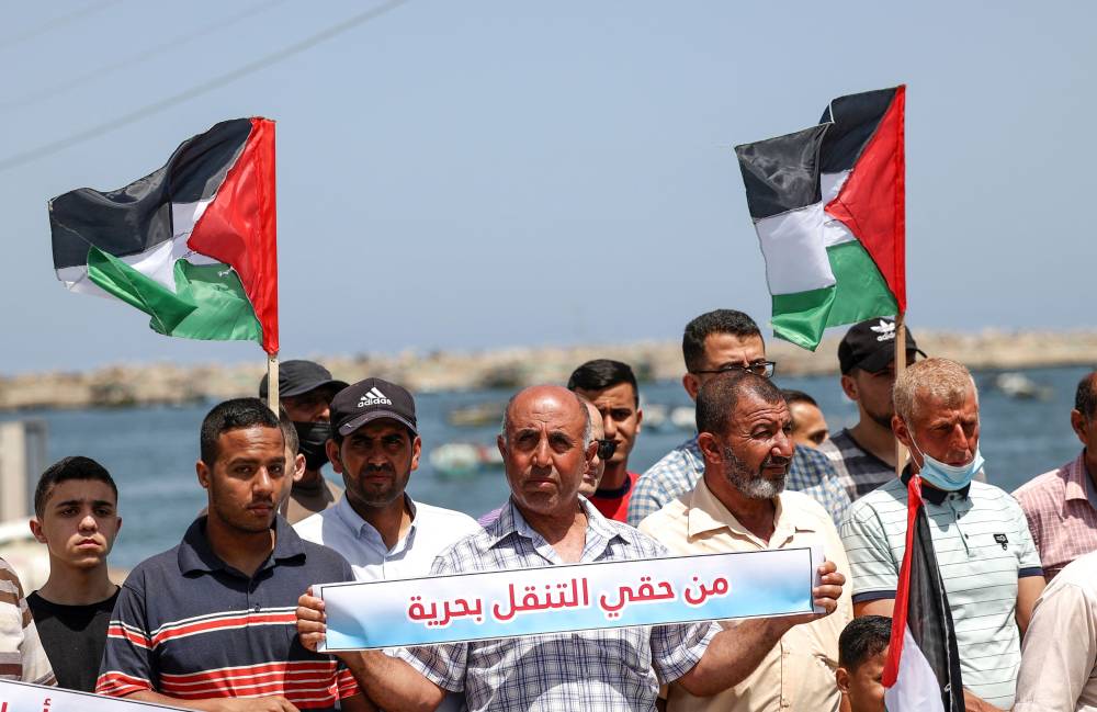 صيادون فلسطينيون خلال وقفة احتجاجية في ميناء غزة (ا ف ب) 