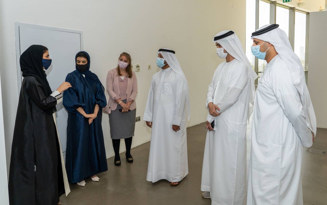 العويس ومرافقوه يستمعون إلى شرح عن المعرض من جواهر الخيال
